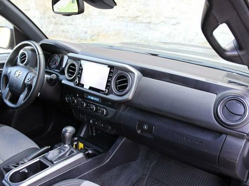 Used 2022 Toyota Tacoma TRD Sport AWD/4WD image 17