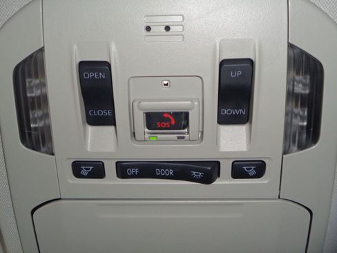 Used 2022 Toyota Highlander XLE AWD/4WD image 12