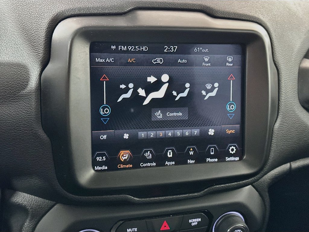 Certified 2023 Jeep Renegade Latitude w/ Premium Group AWD/4WD image 26