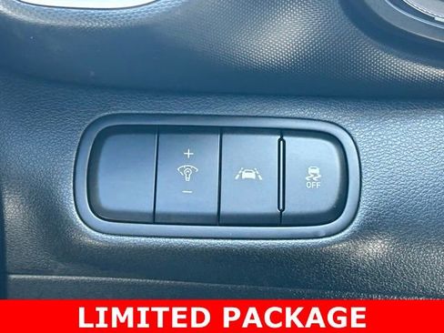 Used 2022 Hyundai Venue Limited FWD image 19