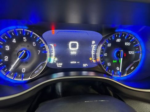 Used 2023 Chrysler Pacifica Touring-L image 2