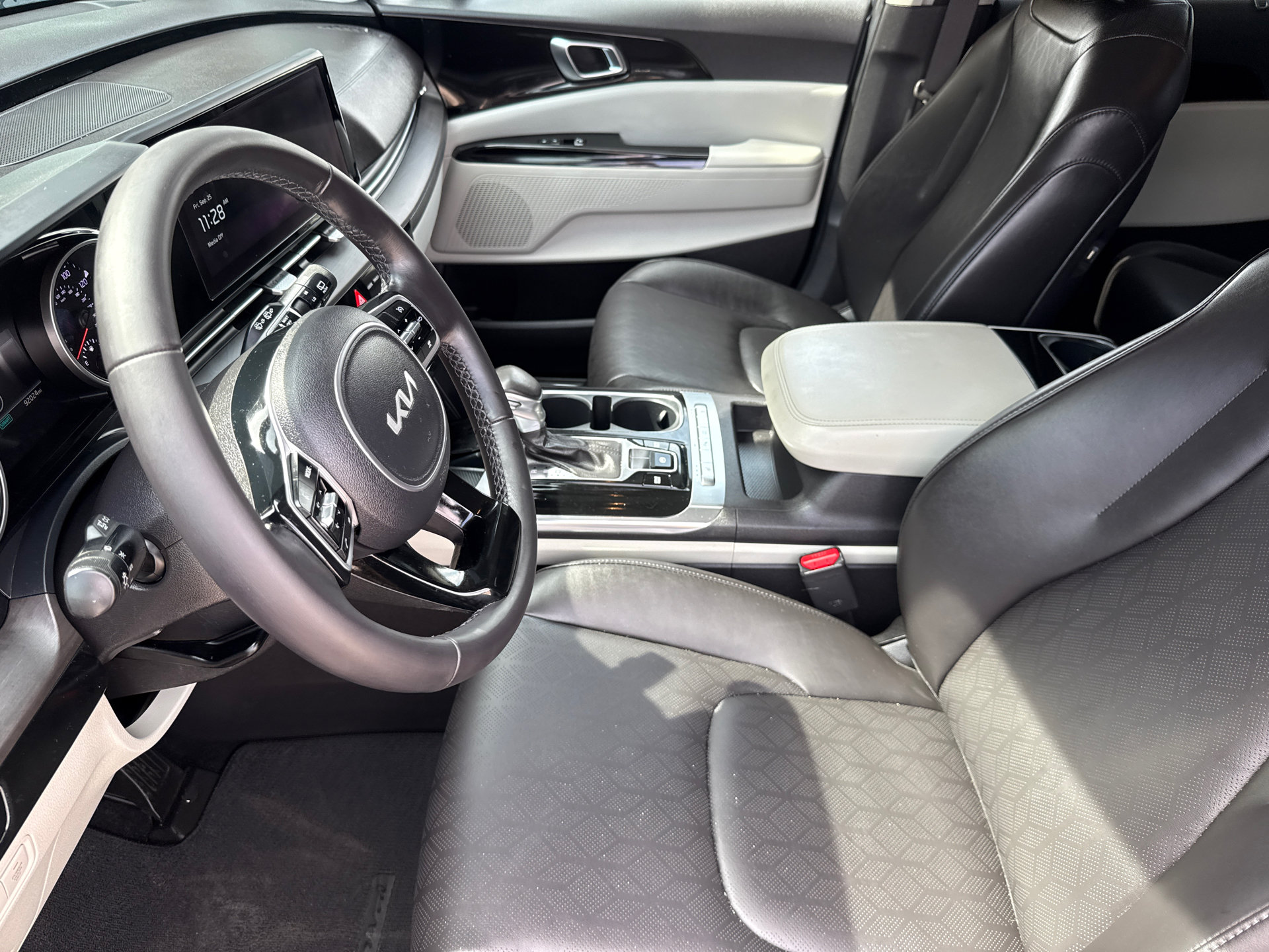 Used 2023 Kia Carnival EX FWD image 20