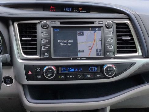 Used 2019 Toyota Highlander Limited Platinum FWD image 17