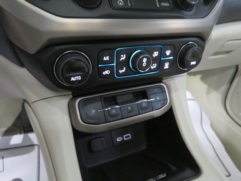 Used 2023 GMC Acadia Denali w/ Denali Ultimate Package AWD/4WD image 17