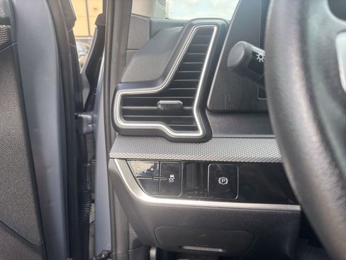 Used 2025 Kia Sportage LX image 29