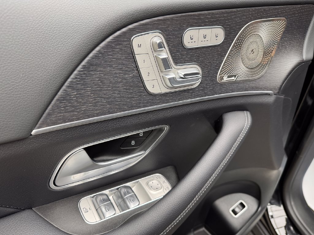 Used 2025 Mercedes-Benz GLS 450 4MATIC image 11