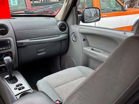 Used 2005 Jeep Liberty Renegade image 39