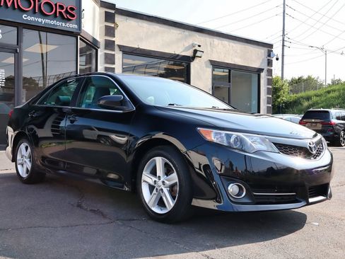 Used 2014 Toyota Camry SE w/ Moonroof Package FWD image 4