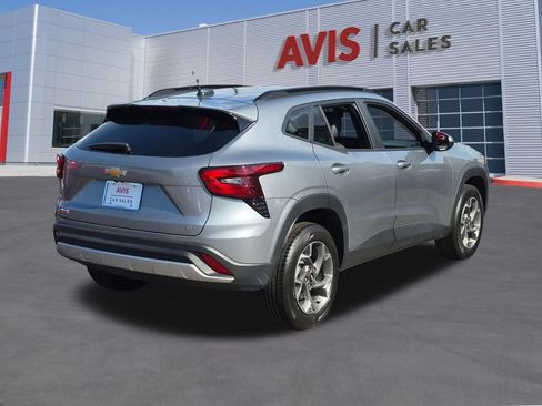 Used 2025 Chevrolet Trax LT w/ LT Convenience Package FWD image 6