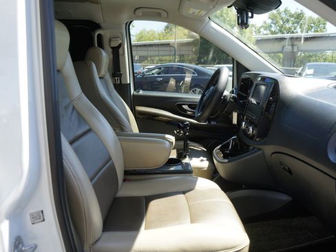 Used 2018 Mercedes-Benz Metris Passenger image 19