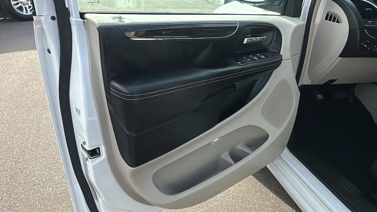 Used 2016 Chrysler Town & Country Touring FWD image 19