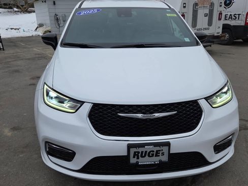 Used 2025 Chrysler Pacifica Select image 2