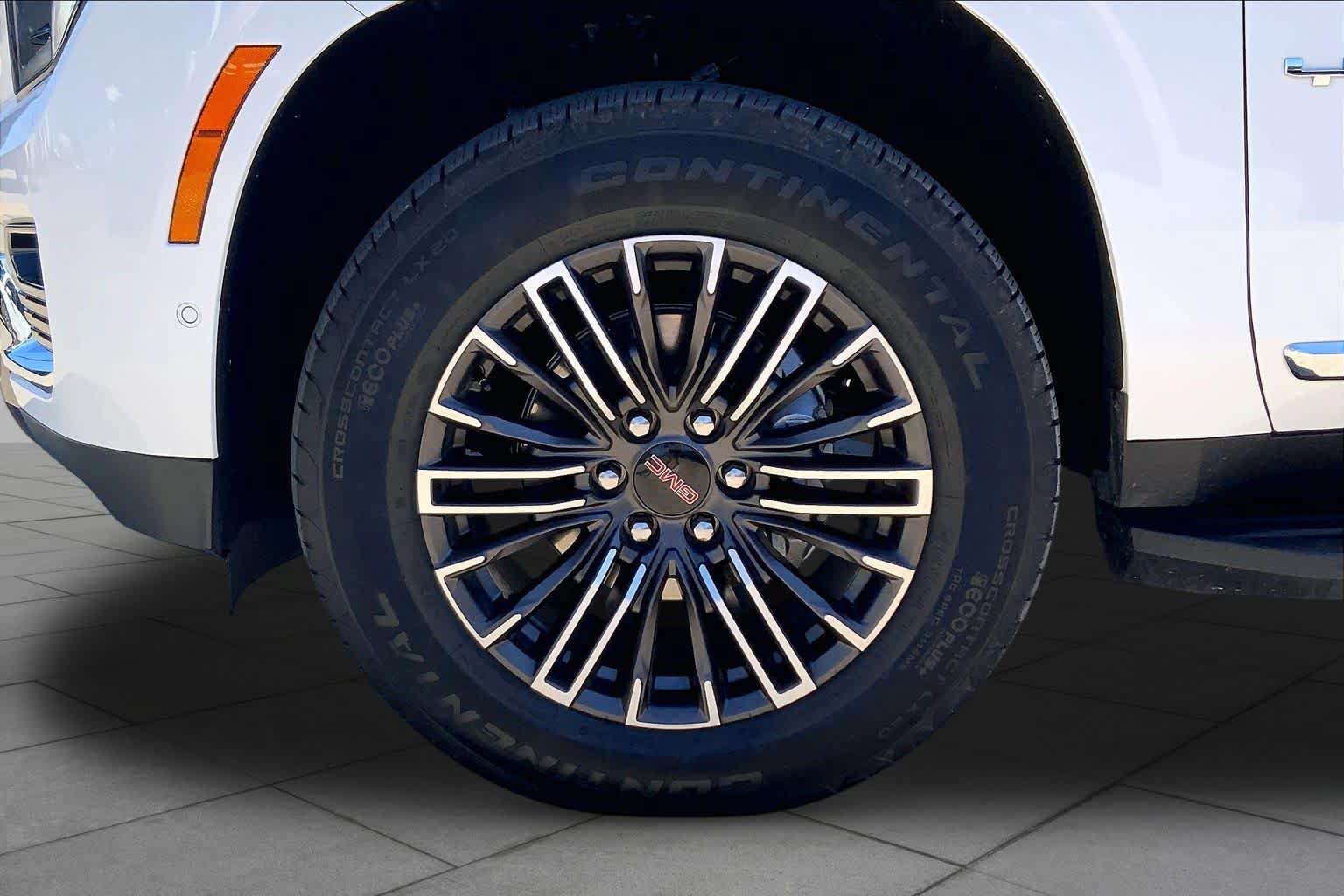 Used 2026 GMC Yukon Elevation w/ Elevation Premium Package AWD/4WD image 10