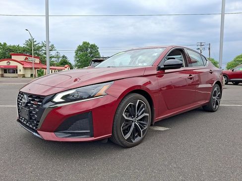 Used 2024 Nissan Altima 2.5 SR w/ SR Premium Package AWD/4WD image 3