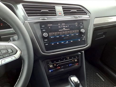 Certified 2022 Volkswagen Tiguan SE image 18