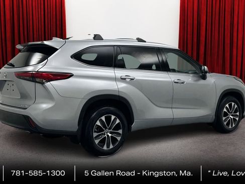 Used 2022 Toyota Highlander XLE AWD/4WD image 5