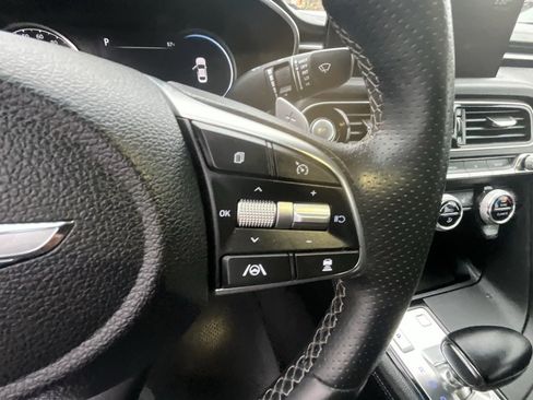 Used 2022 Genesis G70 2.0T image 17