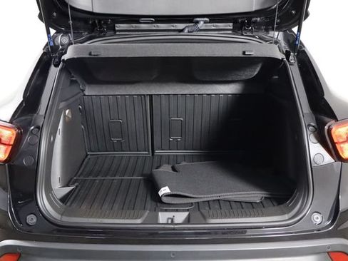 Used 2025 Chevrolet Trax RS w/ Sunroof Package FWD image 17