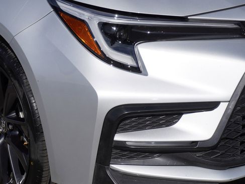 Used 2025 Toyota Corolla SE image 3