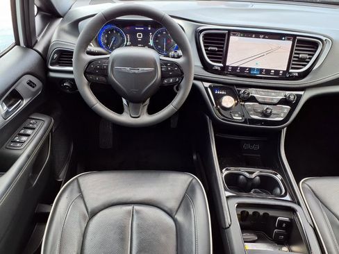 Used 2025 Chrysler Pacifica Limited FWD image 3