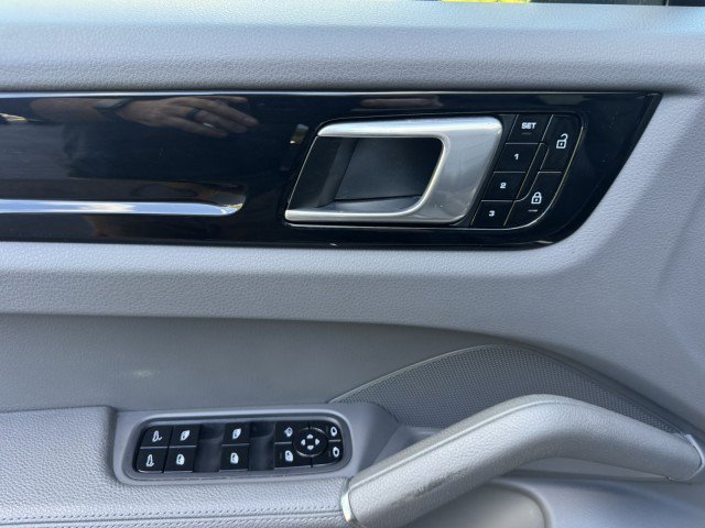 Used 2020 Porsche Cayenne AWD/4WD image 20