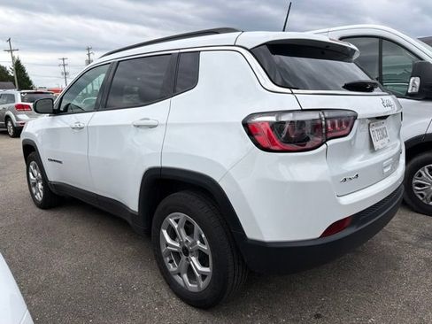 Used 2025 Jeep Compass Latitude AWD/4WD image 7