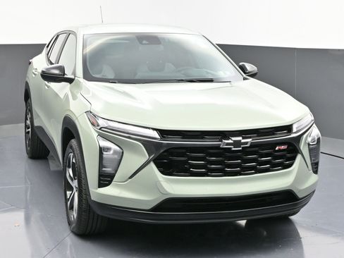 Certified 2024 Chevrolet Trax RS w/ Driver Confidence Package image 2