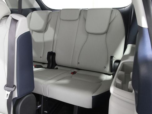 Used 2025 Kia Carnival EX image 21