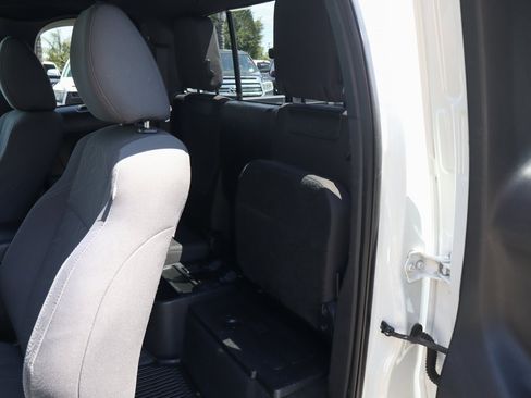 Used 2016 Toyota Tacoma TRD Sport image 19