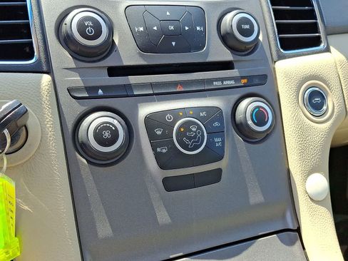 Used 2018 Ford Taurus SE FWD image 22