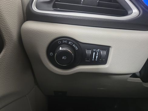 Used 2022 Chrysler Pacifica Touring-L image 29