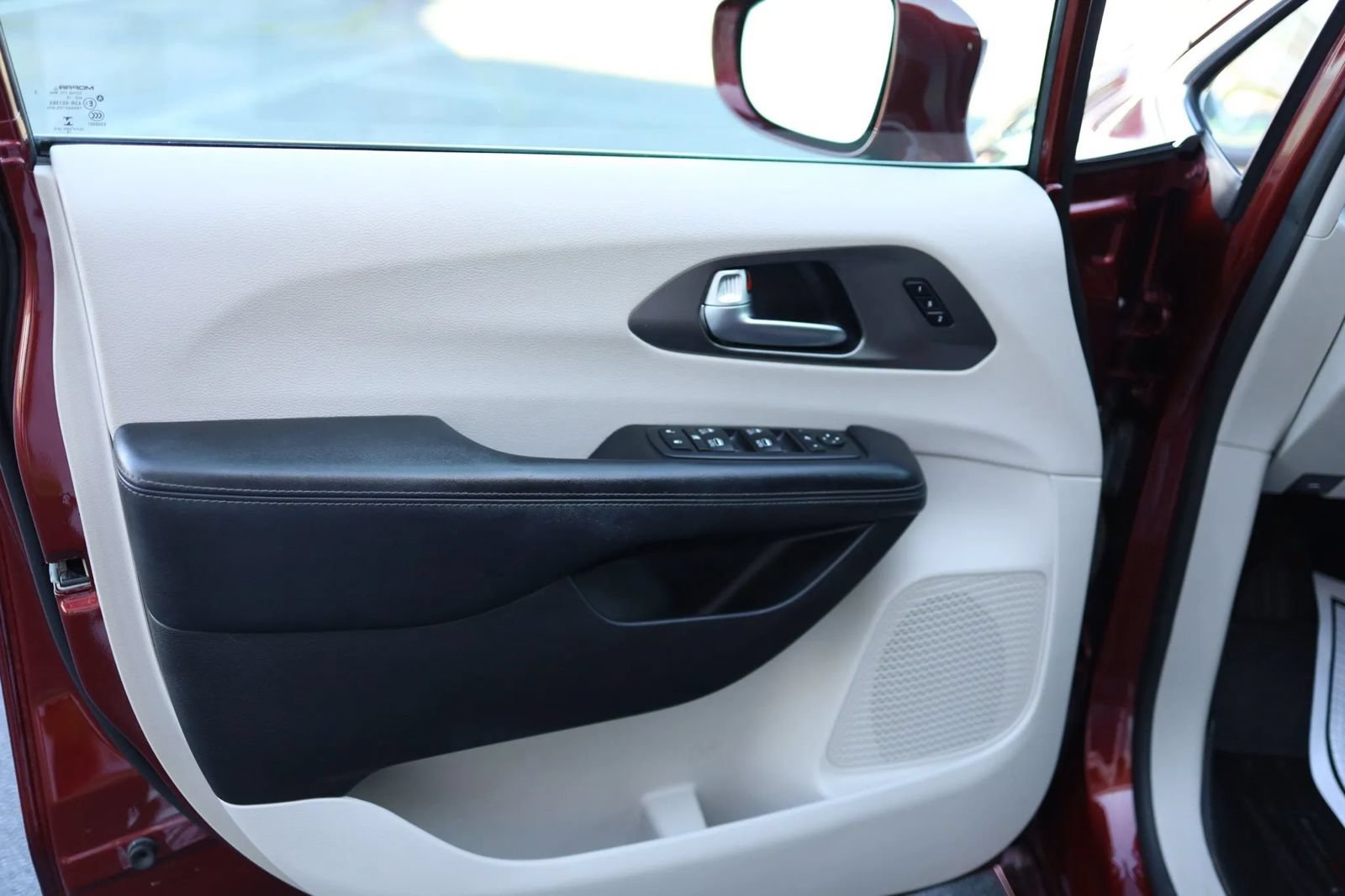 Used 2019 Chrysler Pacifica Limited FWD image 9