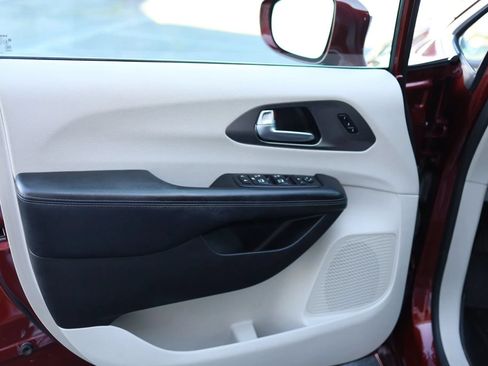 Used 2019 Chrysler Pacifica Limited FWD image 9