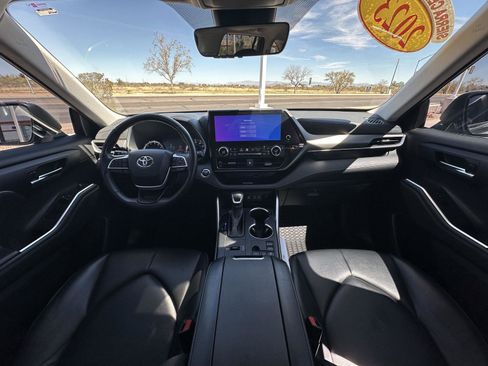 Used 2023 Toyota Highlander XLE image 25
