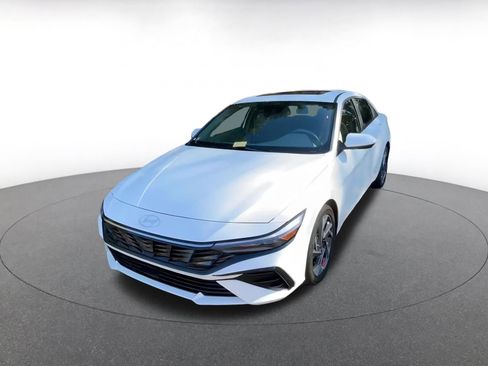 Used 2025 Hyundai Elantra SEL image 7