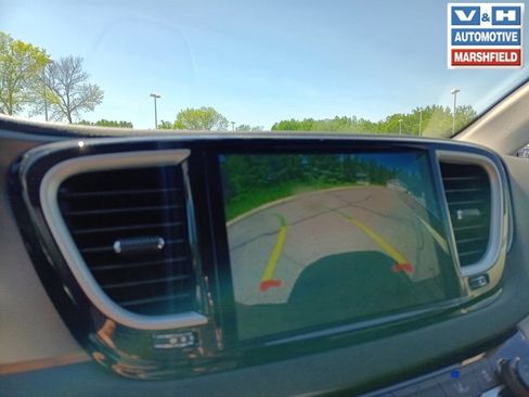 Used 2024 Chrysler Pacifica Touring-L FWD image 7