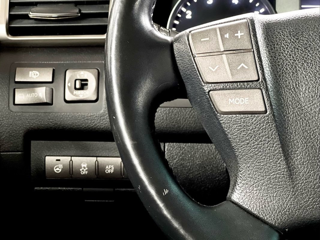 Used 2015 Lexus LX 570 4WD w/ Luxury Package image 29