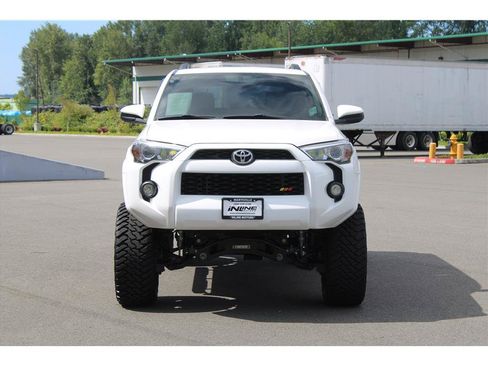 Used 2018 Toyota 4Runner SR5 AWD/4WD image 5