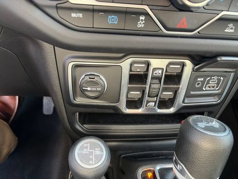 Used 2025 Jeep Wrangler Unlimited Sahara AWD/4WD image 32