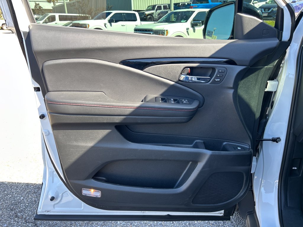 Used 2025 Honda Ridgeline Black Edition image 8