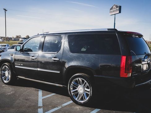 Used 2011 Cadillac Escalade ESV Platinum image 29