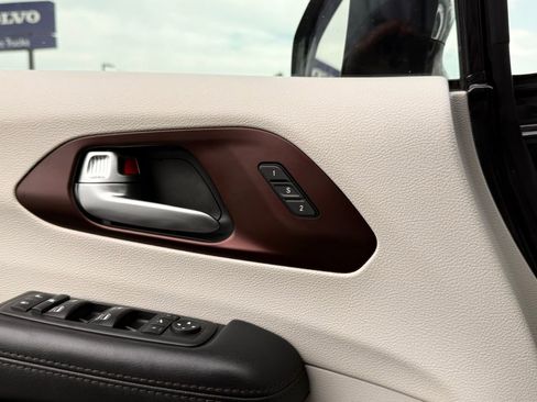 Used 2017 Chrysler Pacifica Limited FWD image 14