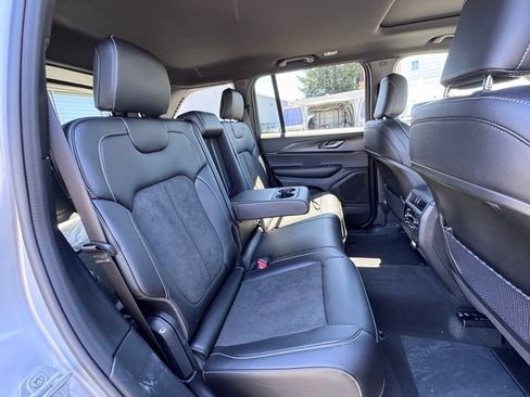 Used 2025 Jeep Grand Cherokee Altitude AWD/4WD image 21