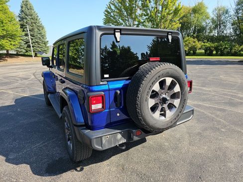 Used 2018 Jeep Wrangler Unlimited Sahara AWD/4WD image 3