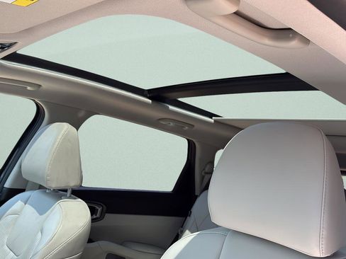 Used 2024 Kia Sorento S w/ Panoramic Sunroof Package FWD image 15
