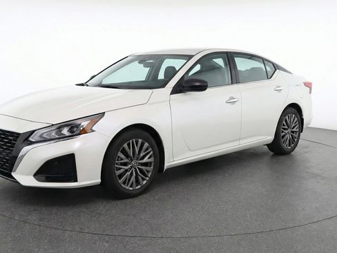 Used 2025 Nissan Altima 2.5 SV image 3