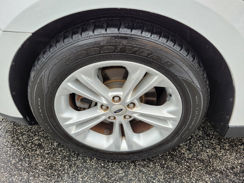 Used 2016 Ford Taurus SE image 18