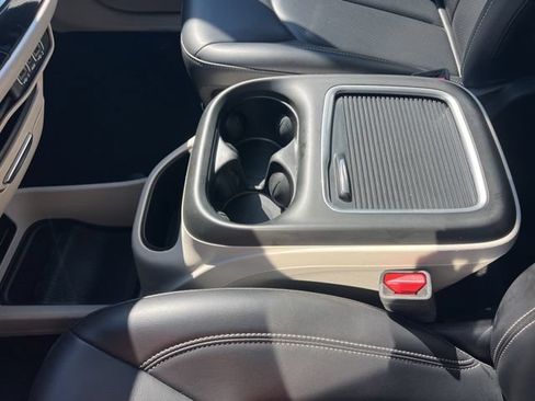 Used 2023 Chrysler Pacifica Touring-L FWD image 17