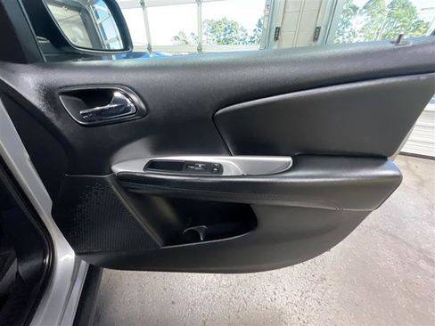 Used 2019 Dodge Journey SE image 17