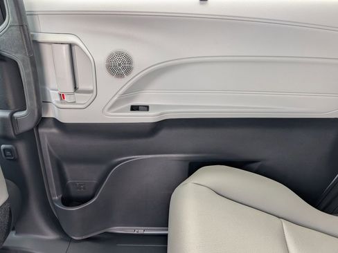 New 2026 Toyota Sienna XLE image 28